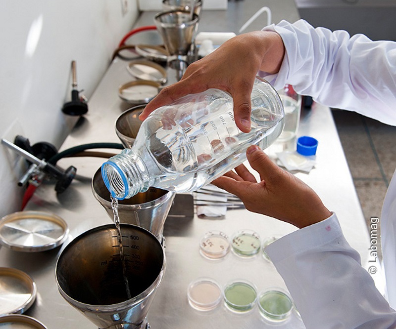 ﻿Filtration des échantillons d'eau <br /> Laboratoire de microbiologie